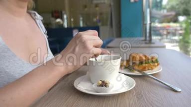 一个面目全非的女人，有着漂亮的领口，在咖啡馆里吃早餐，还有一个羊角面包三明治，里面有煮猪肉和
